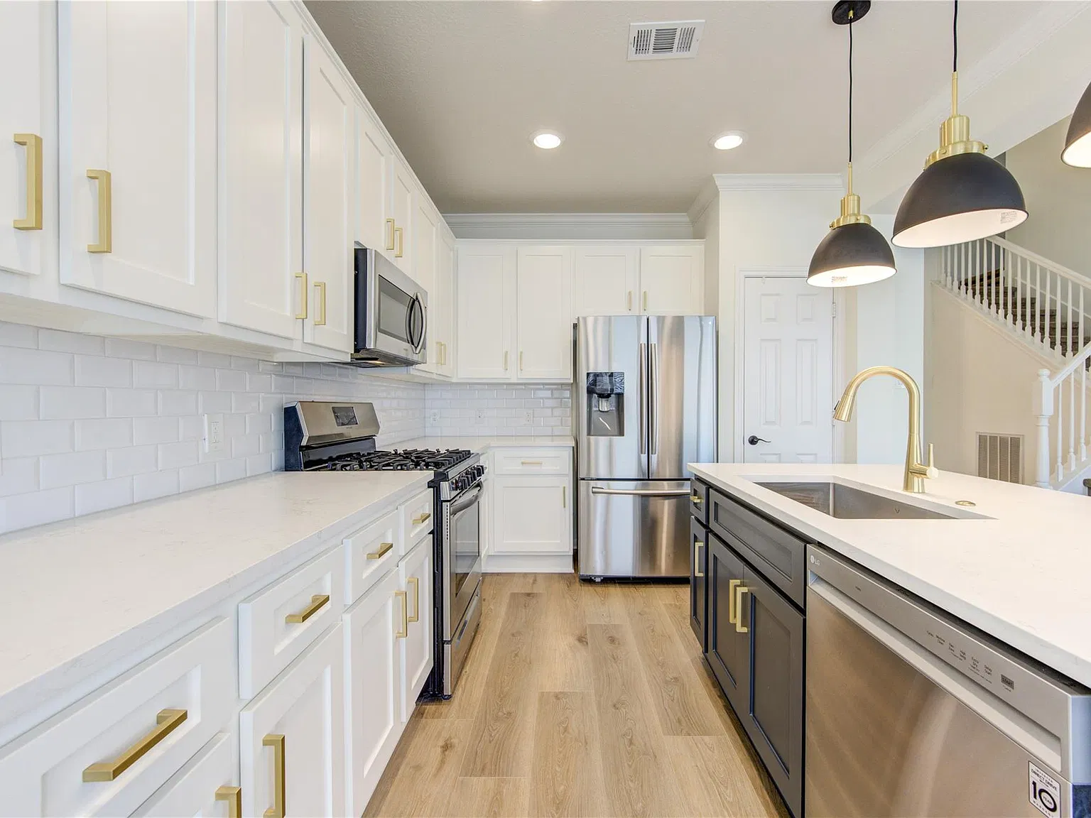 4 bed, 2.5 bath, 2637 sqft, $3,300 — Photo 4