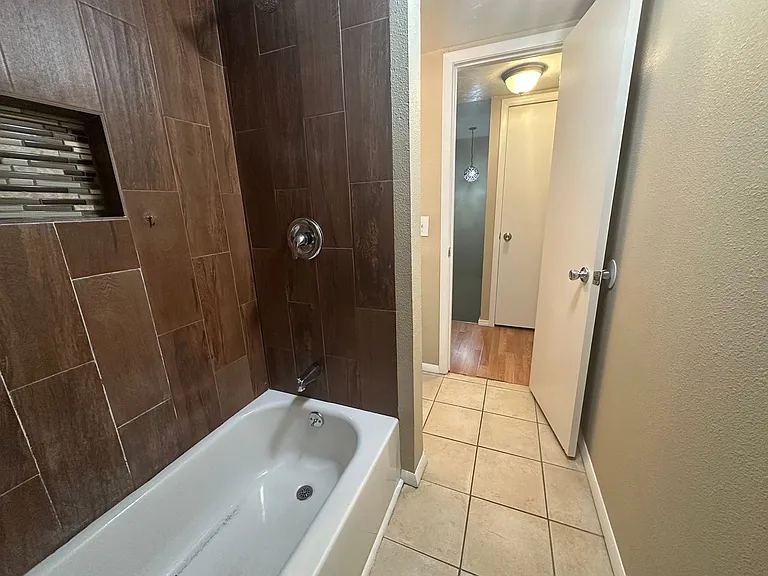 6004 Nw Expy — Photo 26