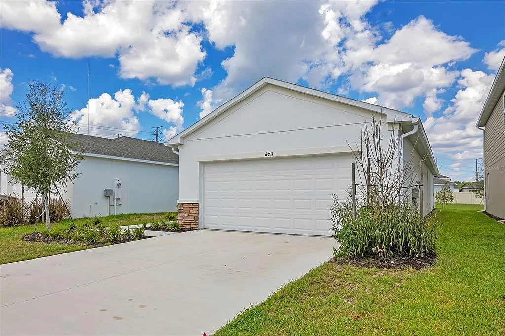 3 bed, 2.0 bath, 1457 sqft, $2,000 — Photo 2