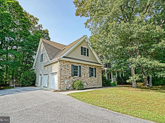 3rd image of 18063 White Oak Dr