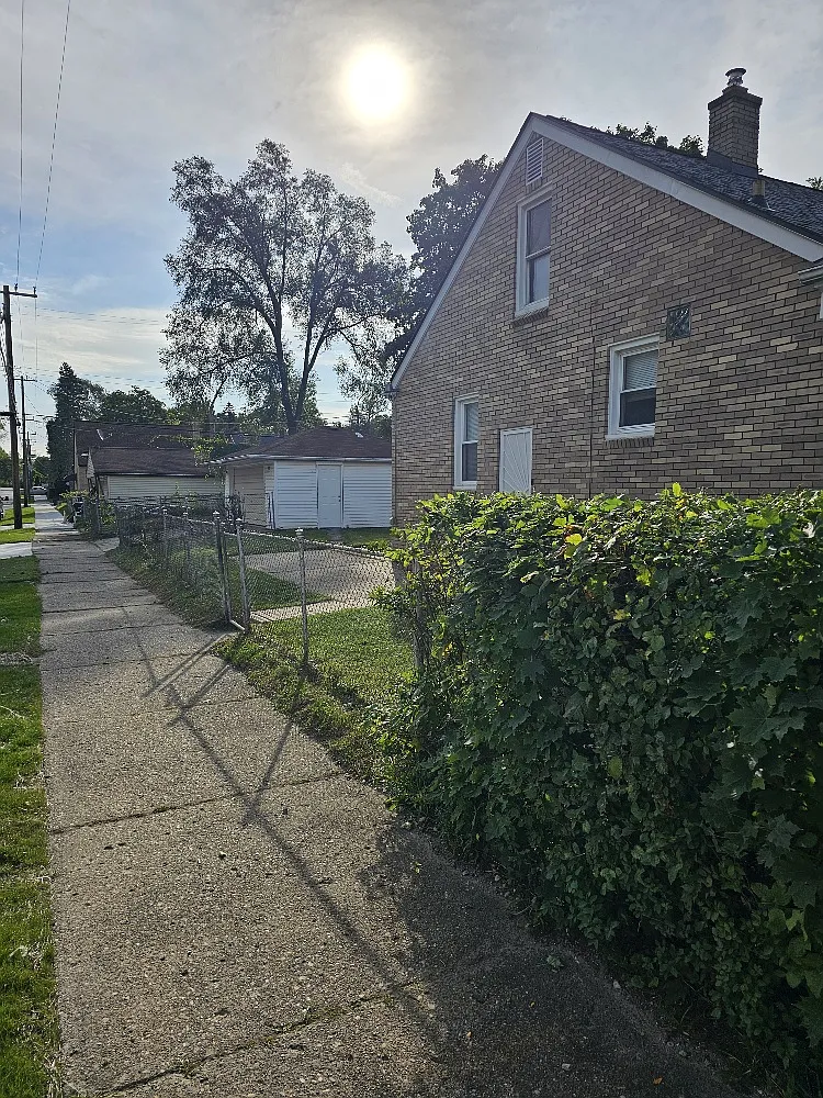 3 bed, 1.5 bath, 1100 sqft, $1,300 — Photo 4