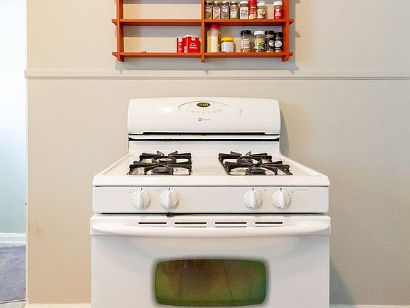 3rd image of 1509 N Woodridge Ave