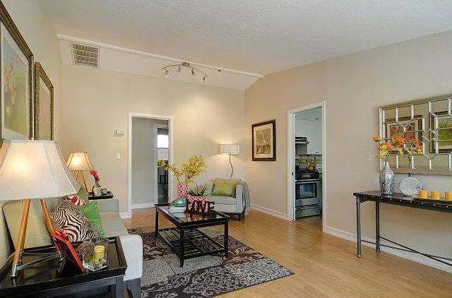 3 bed, 1100 sqft, $4,995 — Photo 2