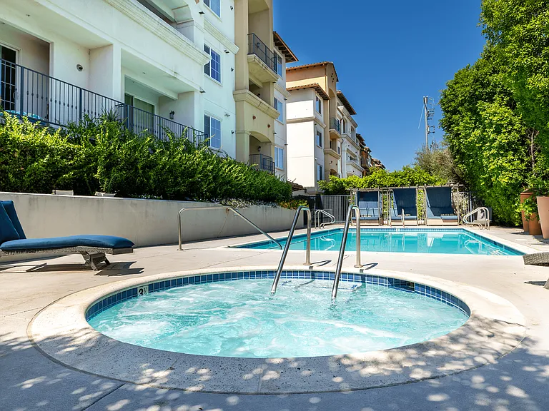 Le Blanc Apartments — Photo 3