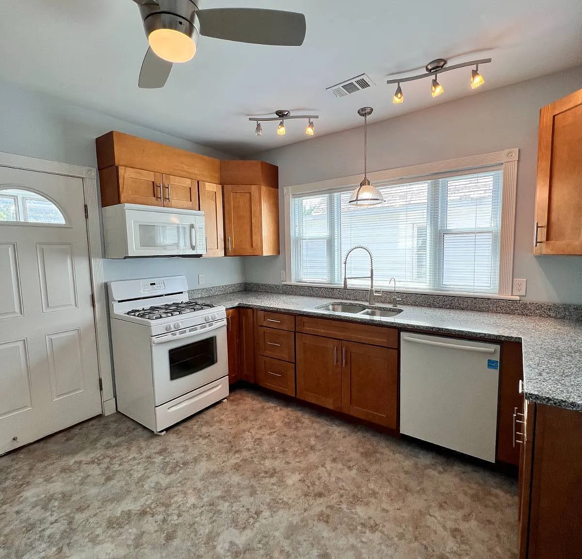 2 bed, 1.0 bath, $1,400 — Photo 1