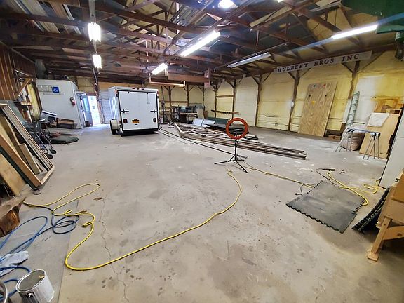 4th image of 10 Railroad St