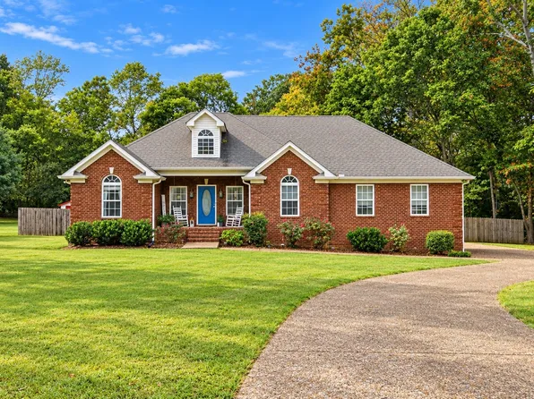 1002 Washington Dr, Cottontown, TN 37048