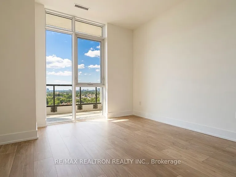 858 Dupont St #Penthouse 35 — Photo 5