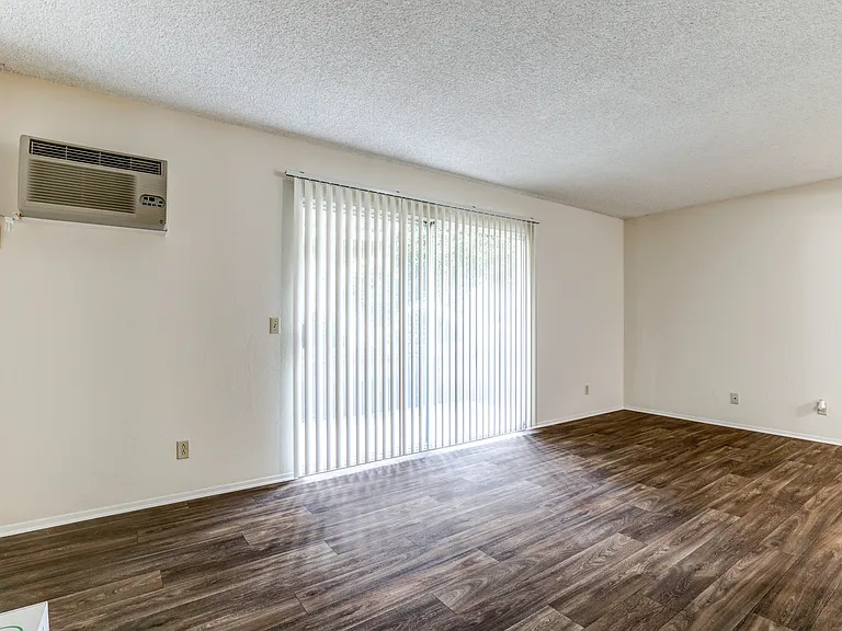 1575 Oak Apartment Homes — Photo 8