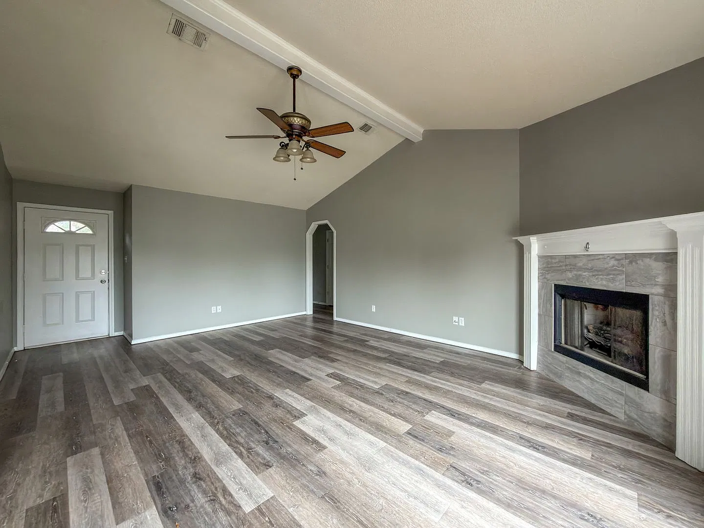 Beautiful 3 Bed/2 Bath/2-Car Garage in Greenwood — Photo 3