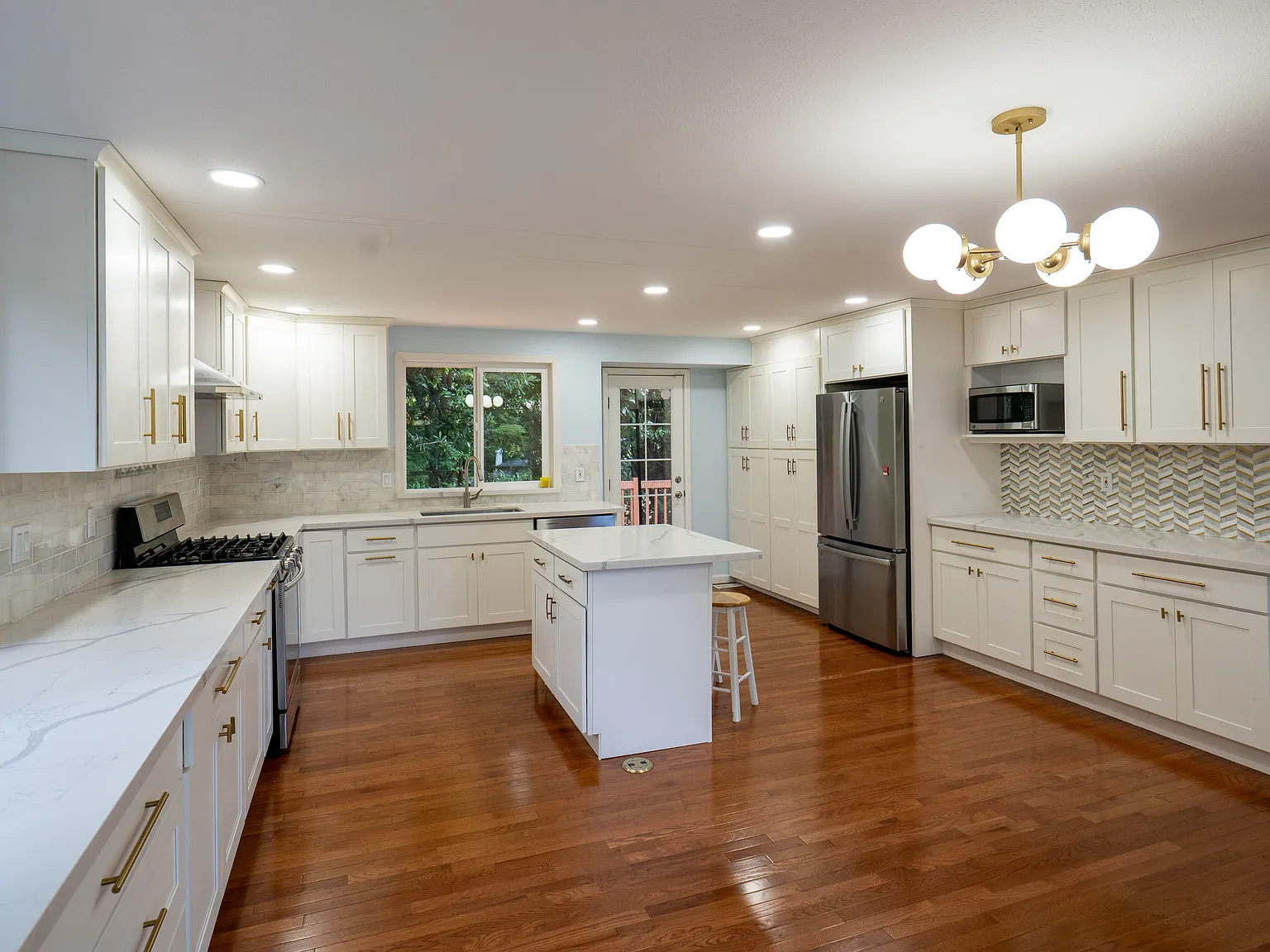 4 bed, 2520 sqft, $4,100 — Photo 3