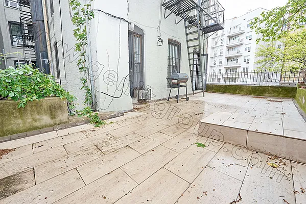 Rented by Genik Group Corp | media 17