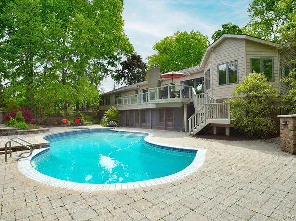 4681 Cove Rd, West Bloomfield, MI 48323