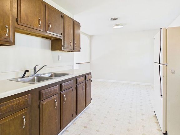 4th image of 2331 Sara Ln
