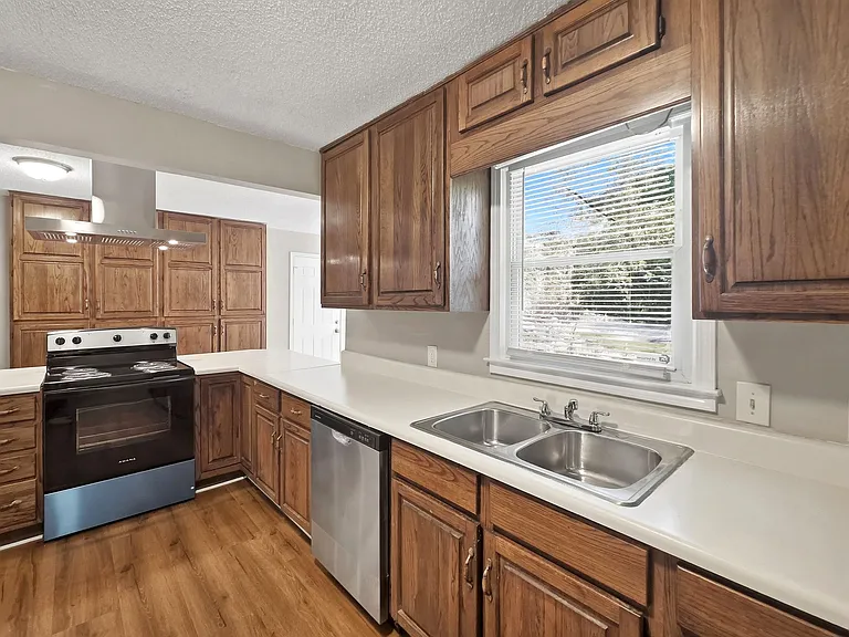 5949 James Rd — Photo 10