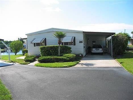 5th image of 114 Americana Ct NE #211