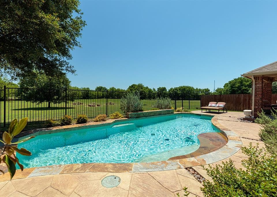 1st image of 3824 Lakeway Dr