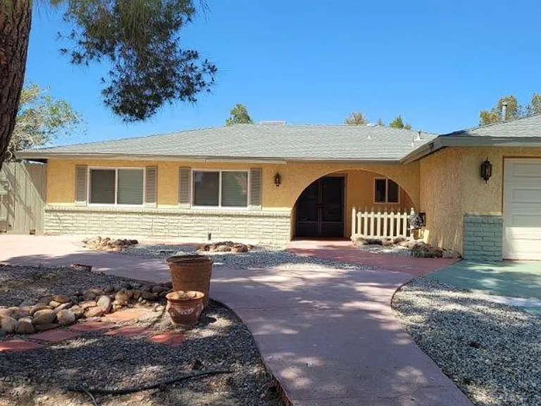 527 N El Prado Dr — Photo 2