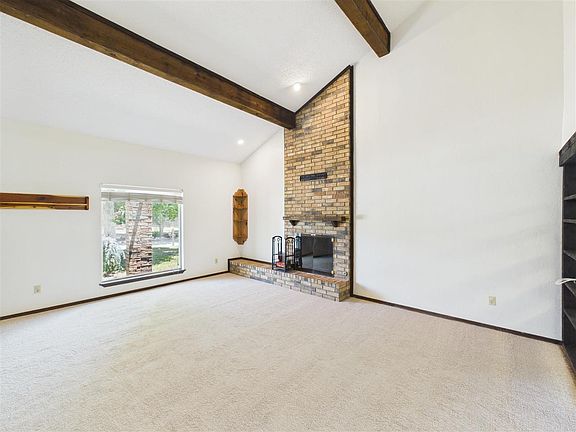 3rd image of 4701 NE Macarthur Cir