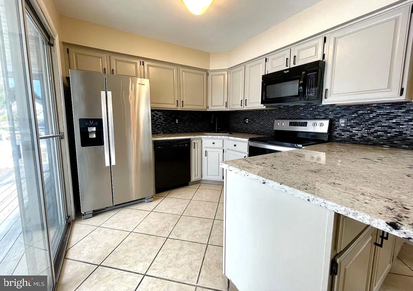 3 bed, 2.0 bath, 1356 sqft, $2,900 — Photo 2