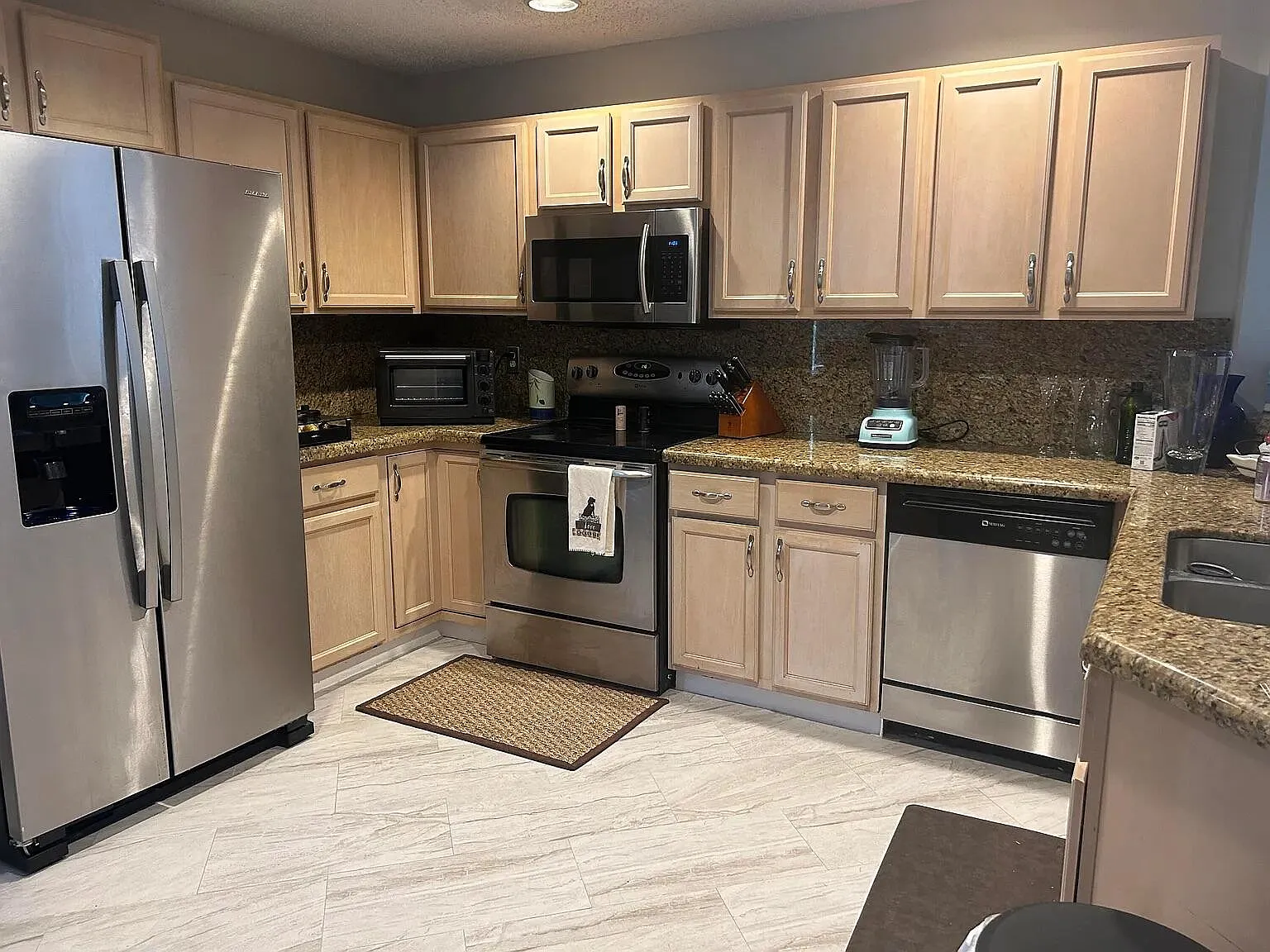 3 bed, 2.0 bath, 1384 sqft, $3,500 — Photo 4