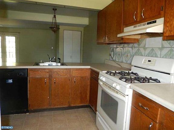 3rd image of 216 W Beaver Ct