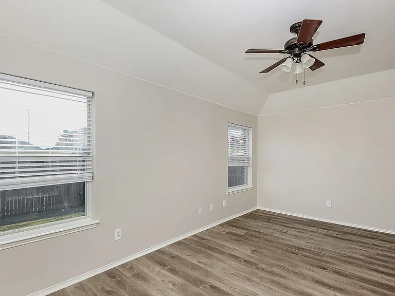 320 Foreston Dr — Photo 9