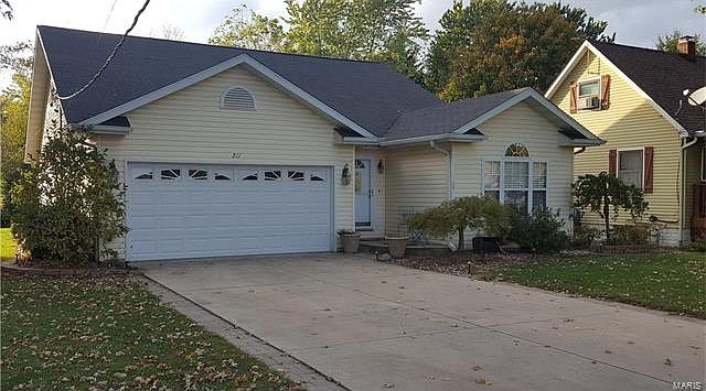 1st image of 211 Bender Ave