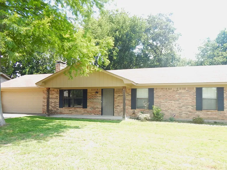 805 Corey Dr — Photo 1