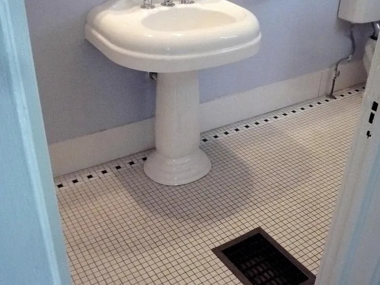 upstairs bath detail