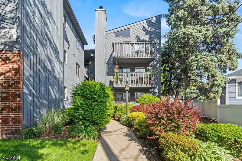 2 bed, 2.0 bath, $2,800 — Photo 2