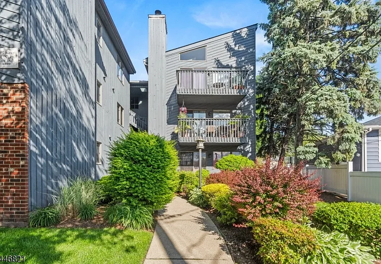 555 Riverside Ave #9 — Photo 2