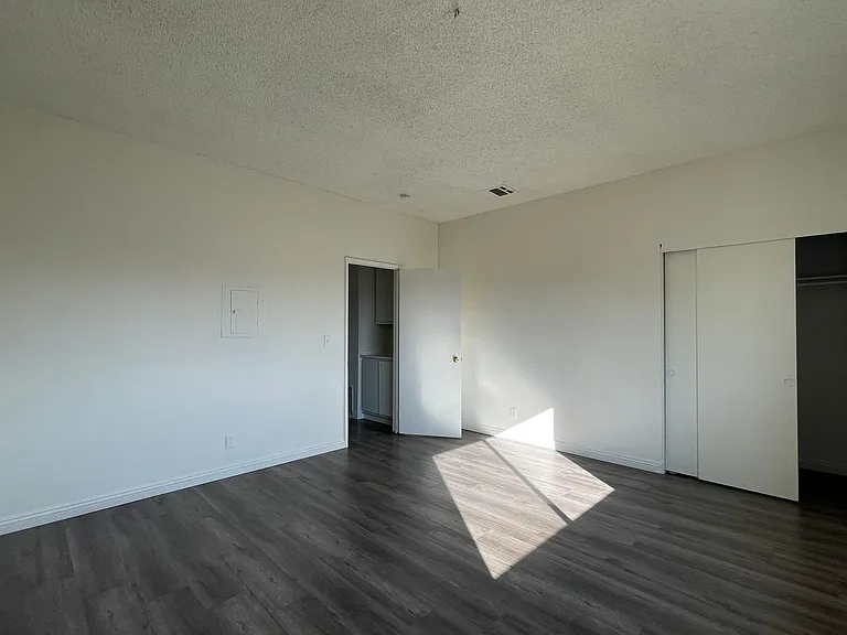 20801 Roseton Ave — Photo 2