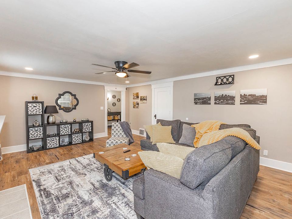 Spacious furnished 2BR Loft apartment near Kansas City's Country Club Plaza.