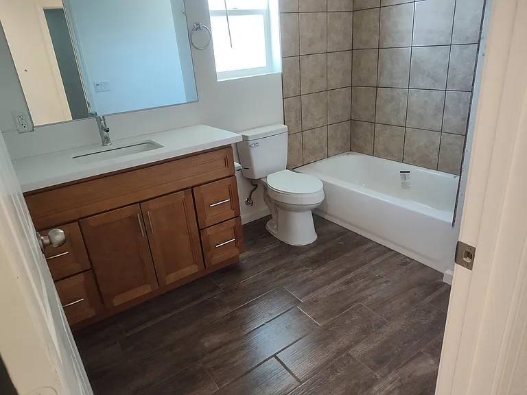 2098 Poplar St #A/B — Photo 5