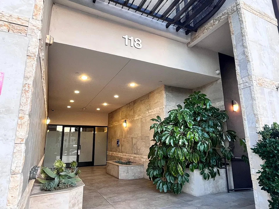 118 S Kenwood St #501