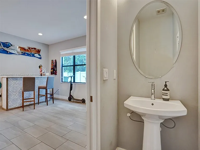1236 SW 4th Ave — Photo 4