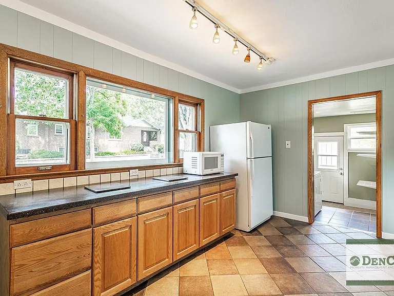 1402 S York St — Photo 11