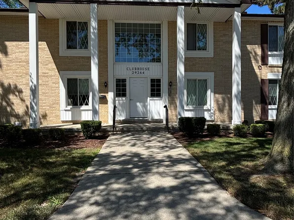 29264 Gloede Dr, Warren, MI 48088