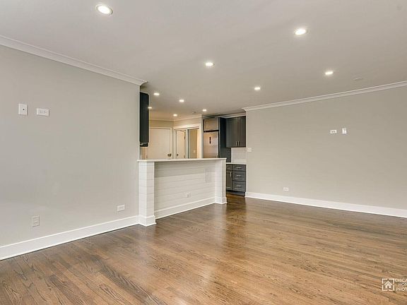 2nd image of 420 W Aldine Ave #5