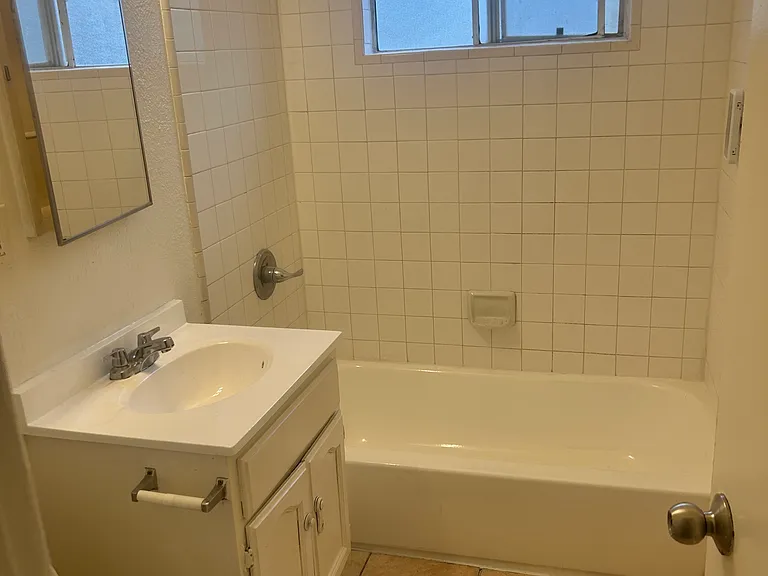 736 1/2 W Century Blvd — Photo 12