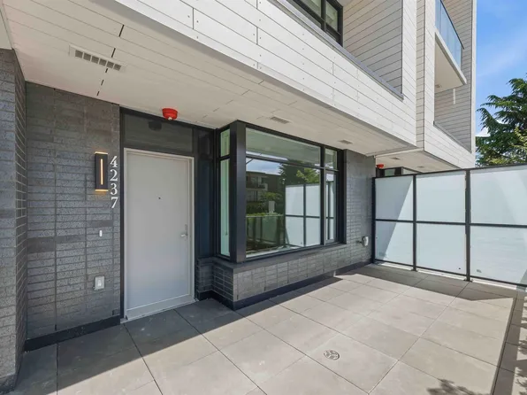 4237 Maywood St, Burnaby, BC V5H 4A3