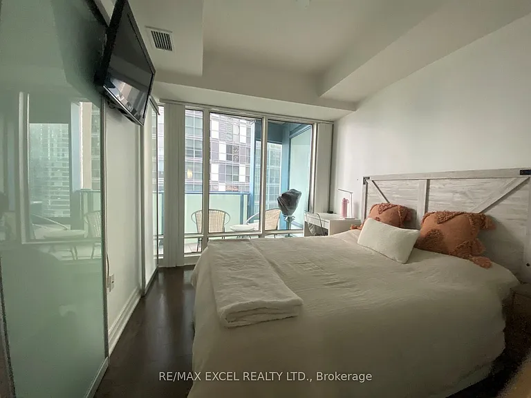 8 The Esplanade #1812 — Photo 32