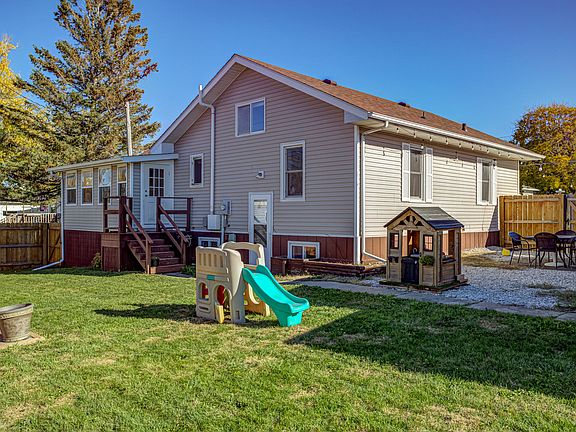 3rd image of 115 Hillcrest Dr