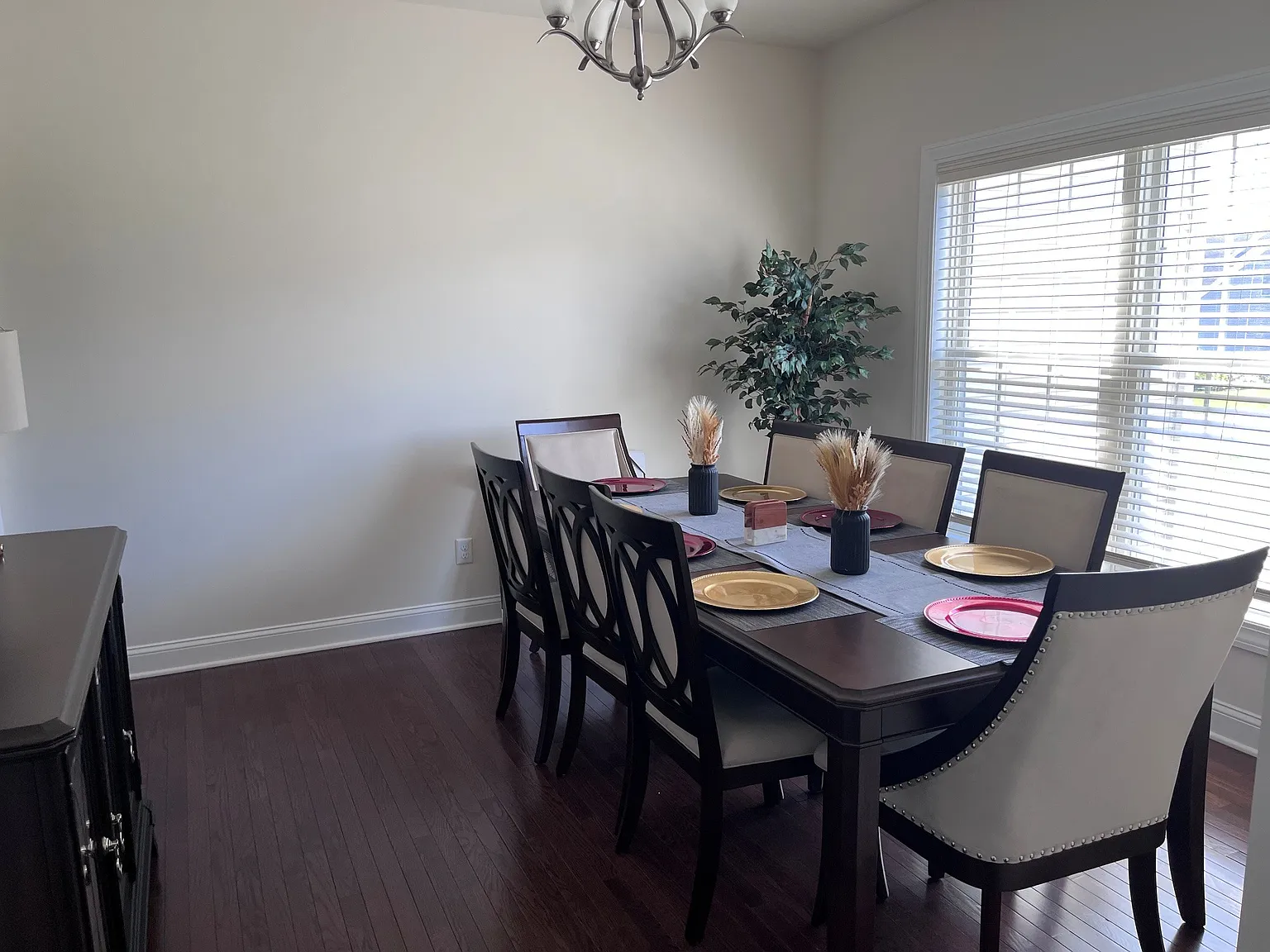 4 bed, 2.5 bath, 2506 sqft, $4,850 — Photo 2