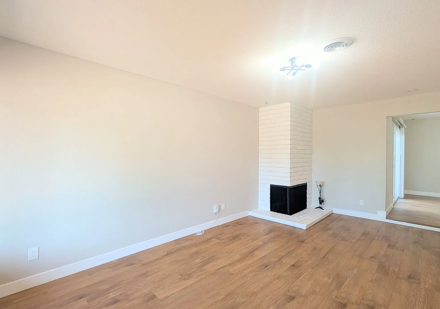 Beautifully Remodeled 2bd / 1bth Duplex W/ 2 Car Garage! — Photo 4