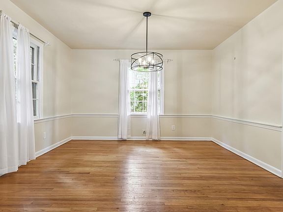 5th image of 33 Stonehenge Rd