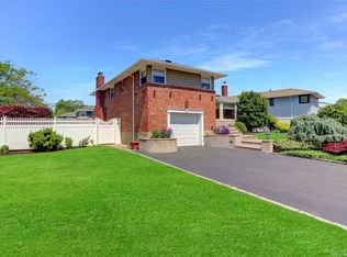 1124 Douglas Pl, Seaford, NY 11783