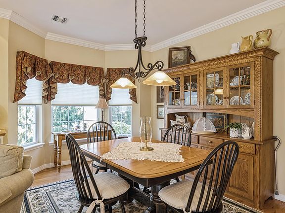 5th image of 22 Golden Spruce Dr