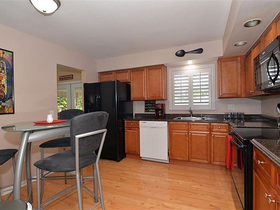 2nd image of 525 Green Briar Blvd